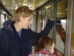 Tady je vid�t, jak Ema okukuje kup� ve vlaku a stra�n� se u toho bav�  (s Pok�monkou).